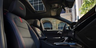 Asientos con ajuste manual y sistema activo de cancelación de sonido para Chevrolet Trax 2025