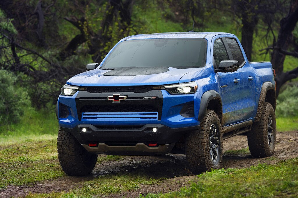Vista frontal - Chevrolet Colorado ZR2 2025, camioneta todoterreno con modos de manejo Off-Road
