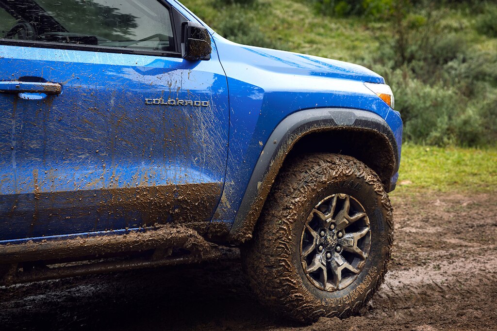 La nueva Chevrolet Colorado ZR2 2025 4x4, cuenta con un chasis más alto y más ancho calibrado especialmente para Off-road