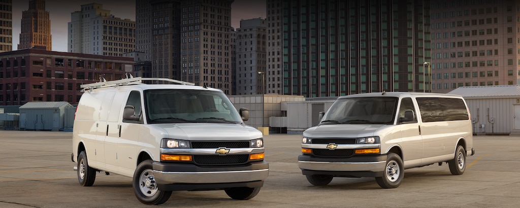 Chevrolet Express Van 2024, camioneta disponible en versión Cargo con motor V6 y Passenger con espacio para 12 y 15 personas.